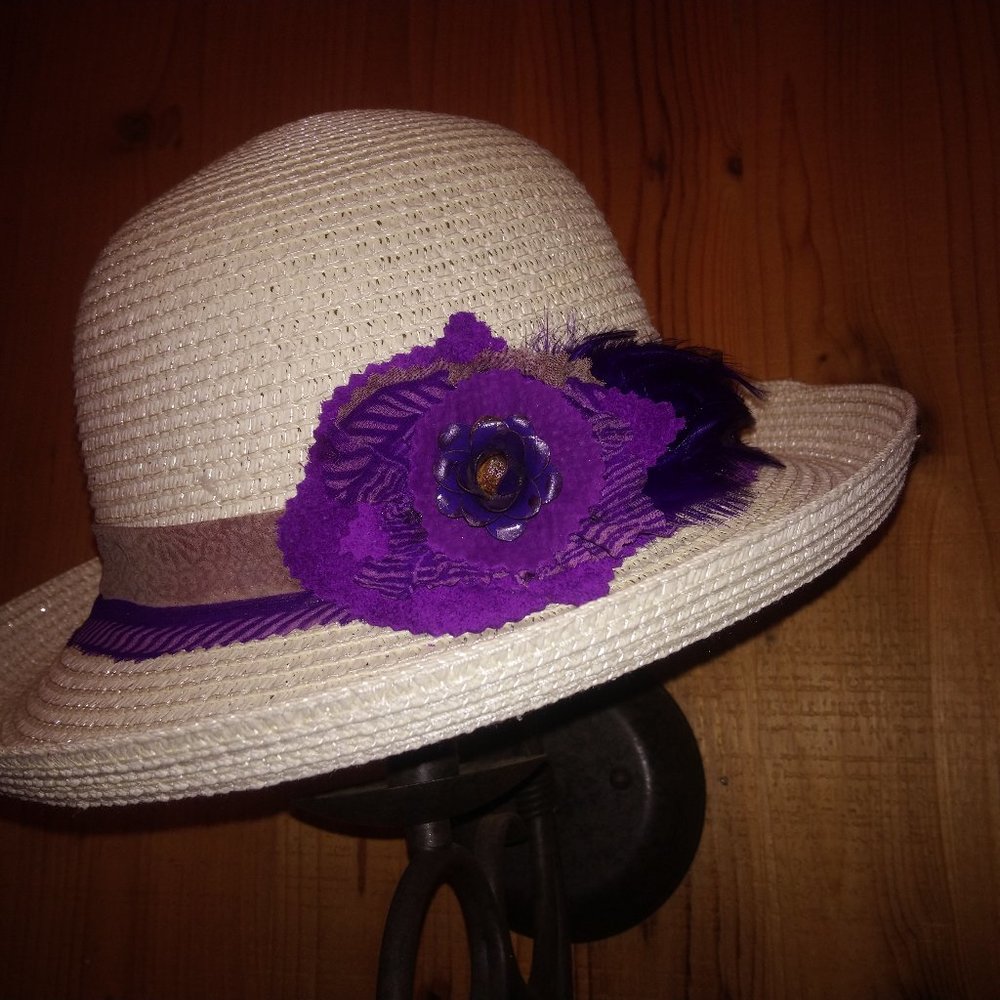 WHITE AND PURPLE BOWL BUCKET HAT